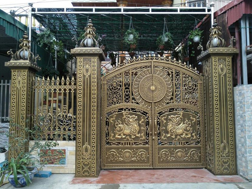 Mẫu cổng nhôm đúc phù điêu với hình ảnh Tỳ Hưu - Con Nghê đối xứng hai bên